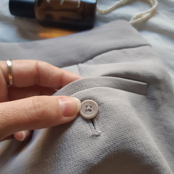 Wilfred Exergue Pleated Tie-Front Crepe Shorts - Picture 4 of 7